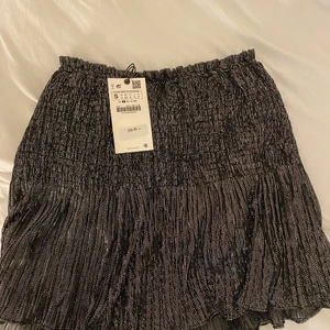 Zara kjol - Säljer denna populära slutsålda kjolen med glitter på sig från zara! Den har aldrig använts så den är så gott som ny. Prislappen är kvar💕
