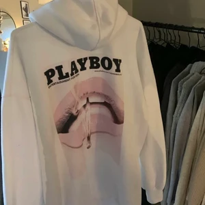 Hoodie - Säljer den här skit snygga och overzized Playboy hoodien💞 Använd 1 gång så den är helt som ny, köpt på missguided. Lånade bilder!