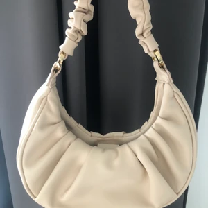 Beige handväska  - Använd en gång, som ny. 