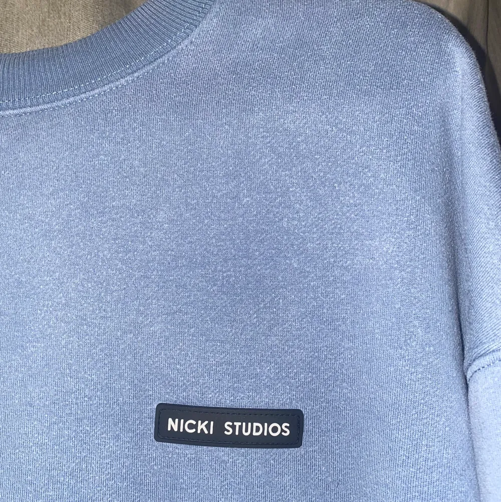Säljer min Nicki studios tröja i färgen ”Stone sky” från deras winter20 drop. Storlek Medium. . Hoodies.