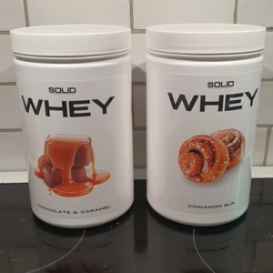Whey proteinpulver  - Solid whey proteinpulver i smak choklad & caramel och kanelbulle. Dom är helt nya så jag har inte öppnat dom. Jag säljer dom för att jag råkade köpa dubbelt. 200kr för båda