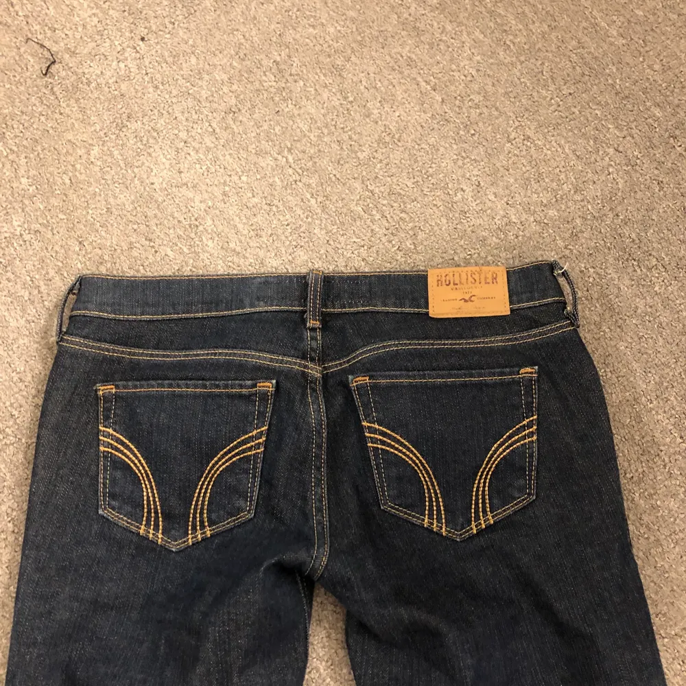 Superfina mörkblå jeans som jag funderar på att sälja till ett bra pris💜 LAPPEN FINNS KVAR! . Jeans & Byxor.