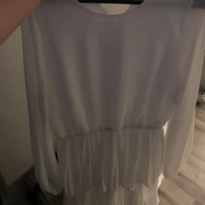 Klänning  - Säljer en jättefin vit klänning, storlek 40! Endast använd 1 gång!