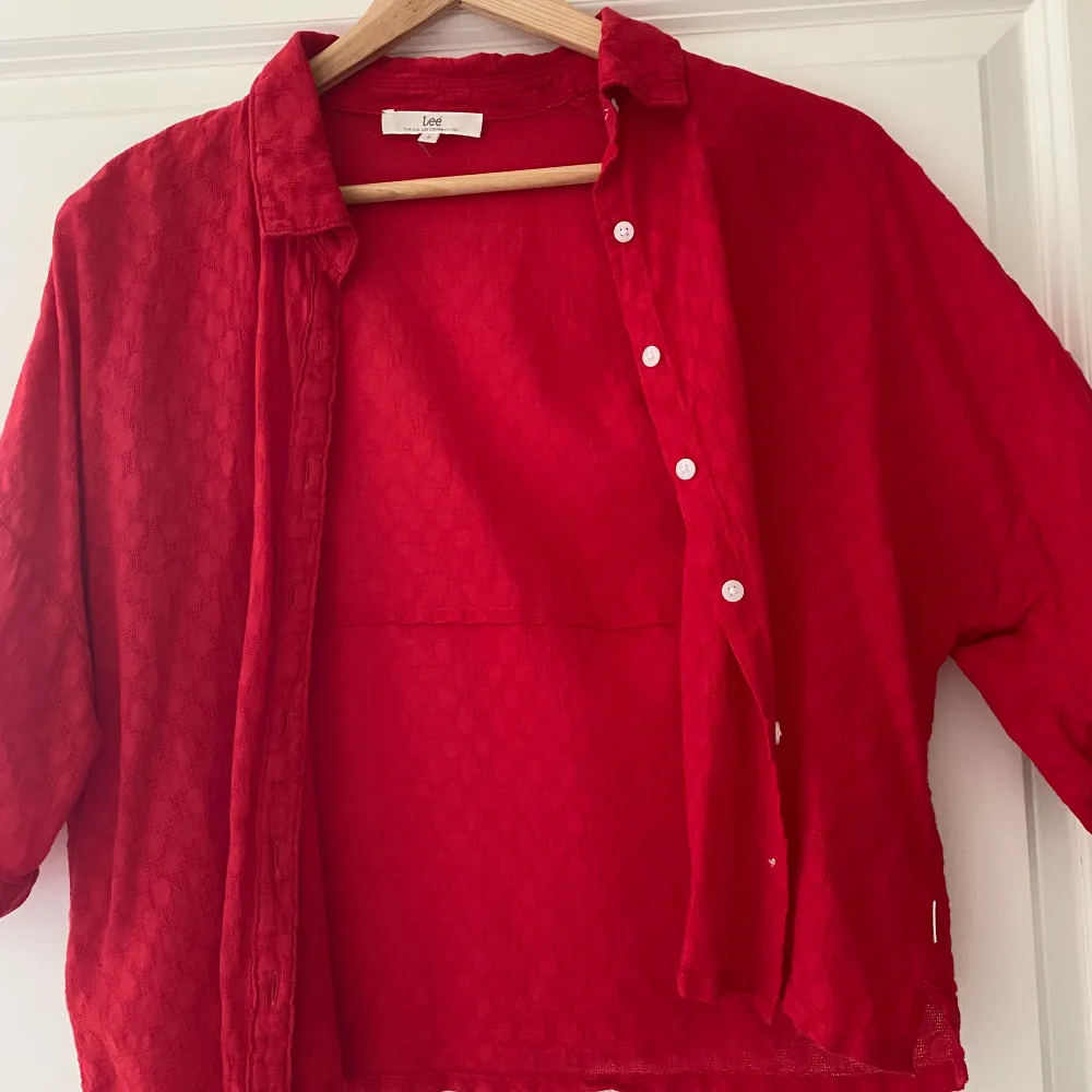 T-shirt skjorta från Lee, röd med ett prickigt ish mönster i tyget. Sparsamt använd, köpt på Lee i Italien.. Skjortor.