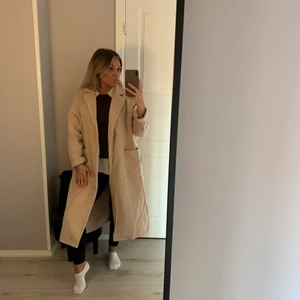 Beige kappa  - Aldrig använd från shein i fint bra kvalite är fortfarande skrynklig från att jag fick den eftersom jag ej använt den så den behövs strykas egentligen, är i storlek m men väldigt stor därför jag säljer jag är 163cm 