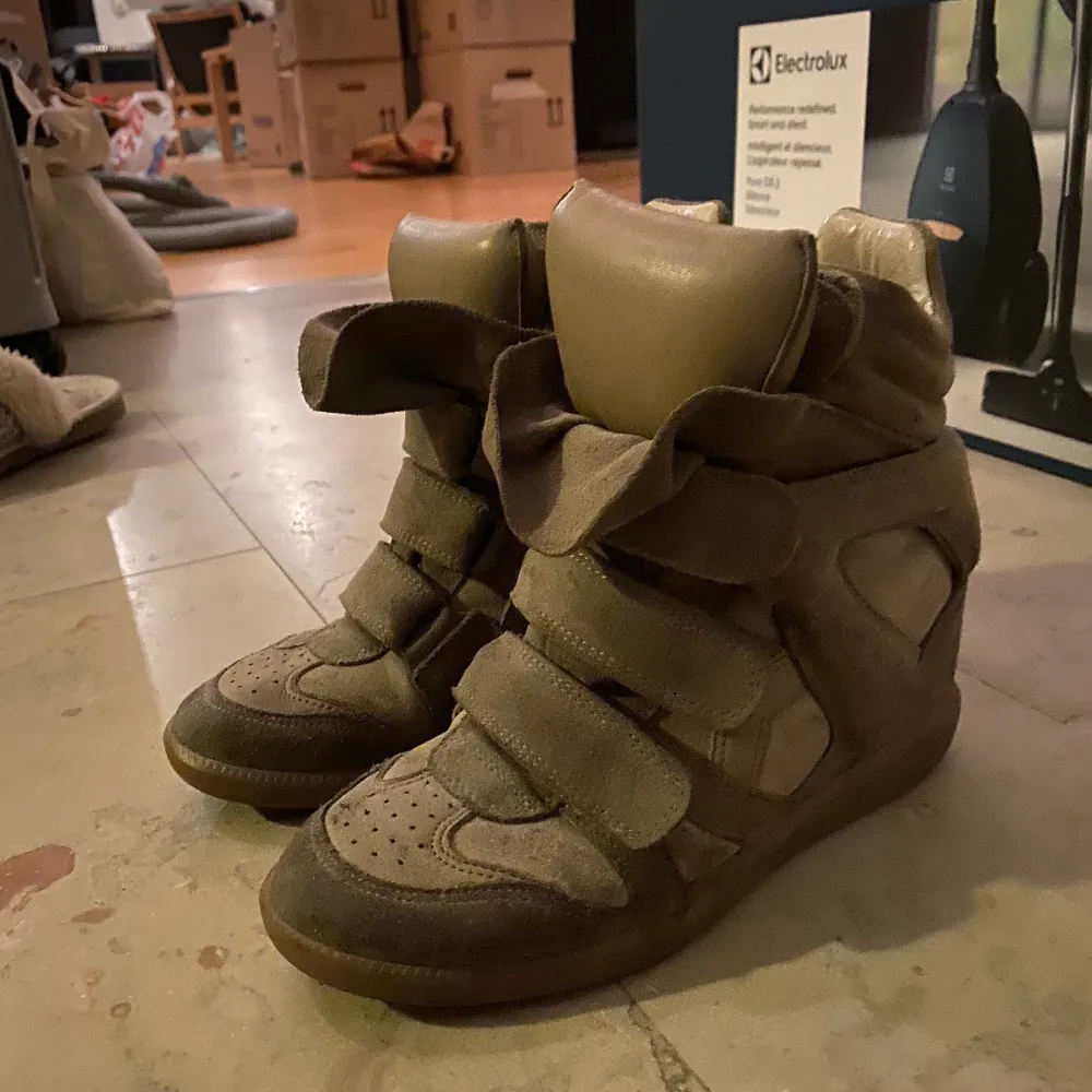 Klassiska Isabel Marant skor i modellen Bekett. Lite smutsiga, syns dock inte så mycket då de är grön/bruna. Går att rengöra om så önskas annars! De är något små i storleken, jag har normalt storlek 36 i skor. Nypris ca: 4300 k. Skor.