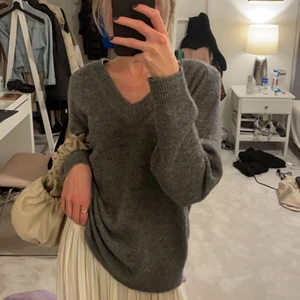 Stickad grå tröja  - Stickad tröja stl S, passar även M! Mörkgrå fin färg till hösten. Säljer för 150kr