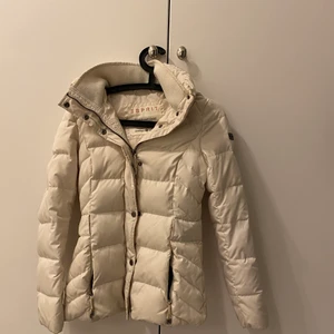 Vinterjacka  - Vit/créme jacka från Esprit, funkar till både höst och vinter. I bra skick. (Köparen står för frakt)
