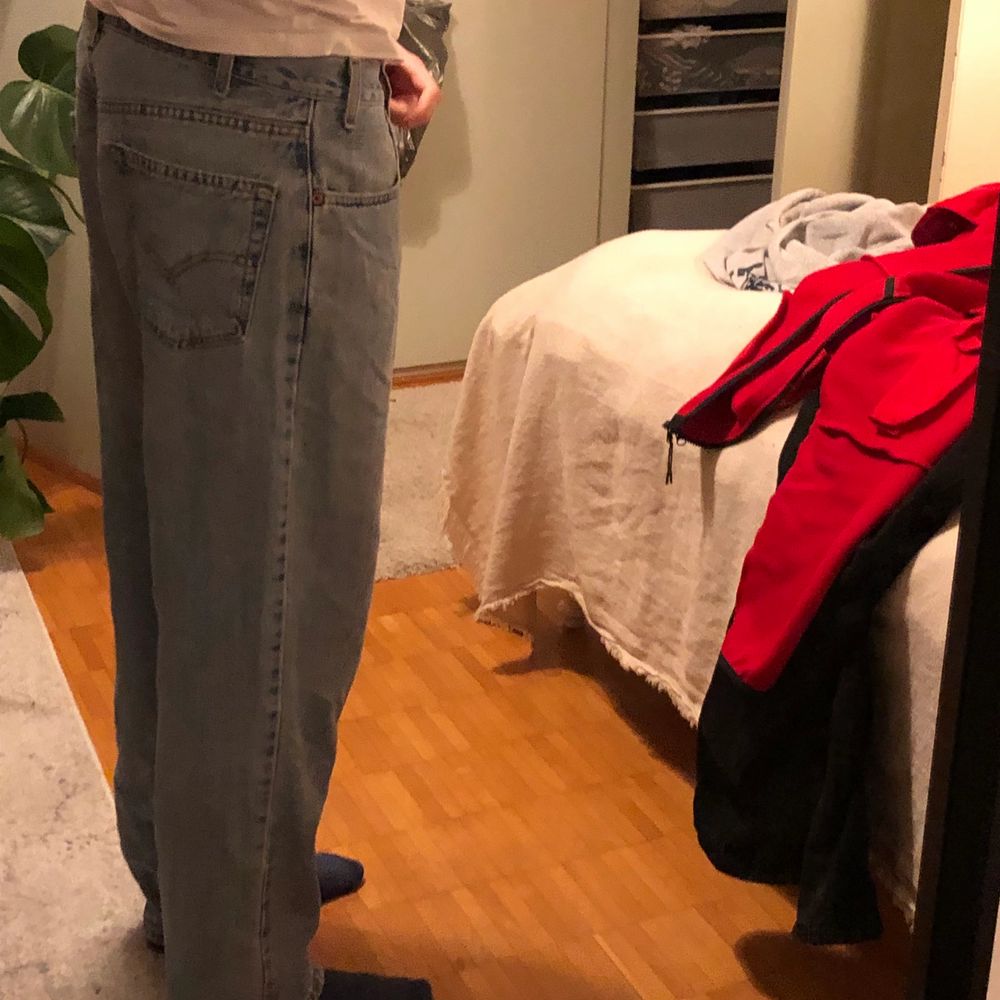 Ett par skit snygga ljusblå Levis jeans med låg midja. Jag bär dem på första bilden och de andra bilderna är de min bror som har på sig dem. Jag är 172cm, min bror är 188cm lång. . Jeans & Byxor.