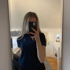 Lyle and Scott t-shirt - Säljer denna Lyle and Scott t-shirten, det stor att det är storlek 9-10 år på barn men passar mig som vanligtvis har XS/S😊 90kr