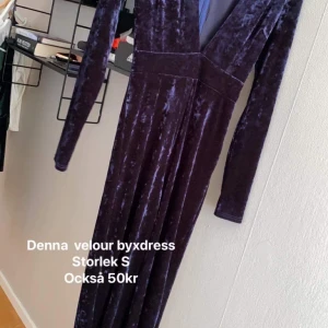 Velour byxdress  - En jättesnygg velour byxdress med vi urringning som framhäver jättefint! 