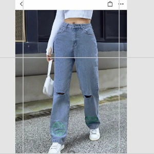 Jeaan - Helt nya, lite för små i midjan men annars skitsnygga, väldigt snyggt material. Skriv för fler bilder💕