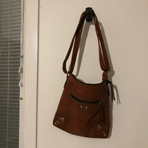 Väska  - Fin väska, köpt secondhandm, justerbart band! 