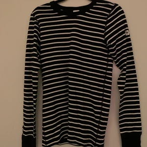 Långärmad tröja  - Säljer denna långärmade tröjan från polarn och pyret då den inte kommit till andvändning 