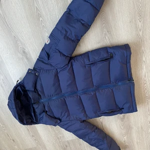 Moncler jacka  - använd 1 vinter köpt för 9.369kr