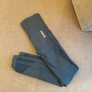 Gymshark energy + seamless leggings - Ett par väldigt snygga träningstights från gymshark, jag har ändast testat dessa leggings men tyvärr inte använt dem mer efter det. Så nu säljer jag dem till någon som kan ha mer användning av dem!!