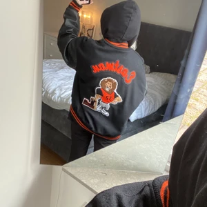 Varsity jacka - En fin varsity jacka köpt detta året från Broadway  & Sons i gbg. Säljs eftersom den inte har använts något inprincip💕 Perfekt jacka nu till hösten!! Köpt är köpt, köparen står för frakt!!