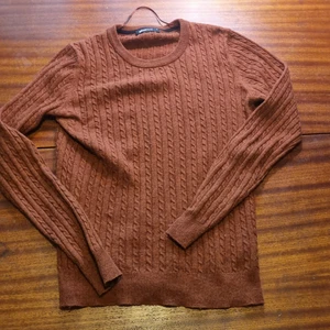 Brun tröja m - Tröja från gina bra skick m. Allt i min profil kostar 10 kr+frakt ! Samfraktar och postar snabbt! Skriv vid frågor 🥰❣//Natalie 