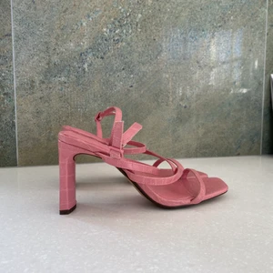 Superfina rosa klackar från Bershka - Aldrig använda, bara testade💕 8cm klack, storlek 39