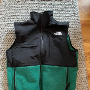 The nort face väst  - Säljer min gröna the nort face väst då den inte har kommit till någon användning. Köpt för 1300 säljer för 500kr. Kom gärna med bud 🥰
