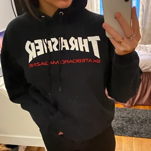 Trasher hoodie - (Lägger ut igen då jag inte har fått den såld) Det är en jättefin svart trasher hoodie i väldigt bra skick! Säljer då jag inte använder den längre. Står ingen storlek men uppskattar en s/m. Budgivning, startar på 100kr! Avslutande bud är EXKLUSIVE frakt. Frakt kostnad förekommer alltså också. 