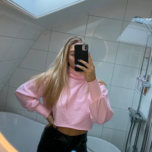 Rosa tröja - Rosa superfin tröja köpt på en liten affär i New York. Kommer inte till användning och säljer därför. Storlek L men skulle mer säga S/M. Frakt tillkommer💖