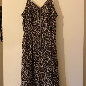 Klänning  - En superfin klänning i storlek 36. Använd ett fåtal gånger men är precis som ny i skicket. 