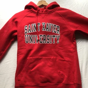 Vintage hoodie  - Röd hoodie i storlek XS, köpt på beyond retro i Stockholm(köpare står för frakt fraktk)