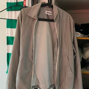 Weekday jacka  - Skitsnygg randig Weekday jacka. Storlek S men passar även m. Sitter jättebra och passar till det mesta. Funderar på 250 kr plus frakt! Men priset går att diskutera
