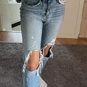 Urläckera slitna jeans och passar som smäcken men tyvärr för korta 😢 bara används ett par gånger 💕💕                     ORGINAL PRIS - 550kr                                                            OBS❗️rekommenderas att köpa om under 160 om du vill att dem ska sitta längre vid benen - frakt ingår 