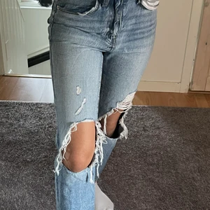Slitna jeans / ripped jeans - SMALL - Urläckera slitna jeans och passar som smäcken men tyvärr för korta 😢 bara används ett par gånger 💕💕                     ORGINAL PRIS - 550kr                                                            OBS❗️rekommenderas att köpa om under 160 om du vill att dem ska sitta längre vid benen - frakt ingår 