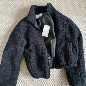 Teddy-jacka (oanvänd) - Helt oanvänd Teddyjacka från JDY, köpt på Zalando för 430 kr, säljer för 150 kr 🖤