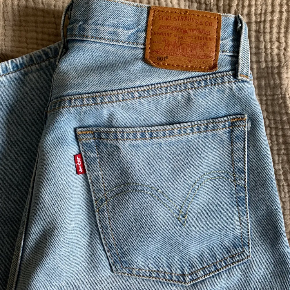 Levi’s 501 original jeans i bra skick! Storlek W27 L 28! Superfina och den perfekta ljusa färgen på jeans! 🦋. Jeans & Byxor.