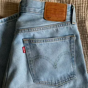 Levi’s 501 original jeans i bra skick! Storlek W27 L 28! Superfina och den perfekta ljusa färgen på jeans! 🦋