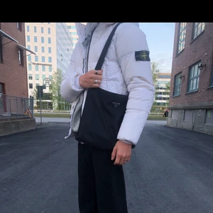 Stone island vinterjacka - Storlek small, lite oversized. Köpt på Nk förra vintern får omkring 9 000. Kan tänka mig att gå ner i pris vid snabb affär.
