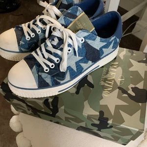 Valetino sneakers  - Säljer mina balla sneakers från valetino med stjärnor i jeanstyg  som endast är använda 1 gång, så sällsynt vilket gör dem ännu snyggare  kartong och dustbag medföljer hör av dig om du vill ha flera bilder, storlek 38 men passar mig som har 38,5 och 39 i skor💓