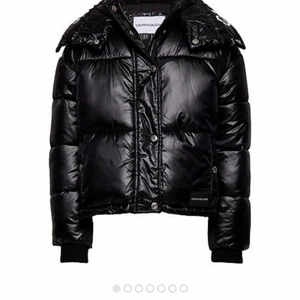Vinterjacka Calvin Kline  - Calvin Kline puffer jacka som ny.                          Ärm: 54 rygg/framsida:57 bredd:55                                