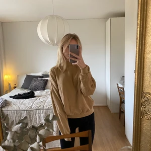 Beige college-tröja med halvpolo  - Jättemysig hösttröja med halvpolo. Använd endast ett fåtal gånger. Köpare står för frakt.