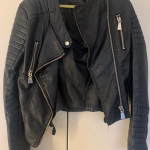 Skinnjacka  - Svart skinnjacka bra skick storlek 36! Perfekt till hösten🤍