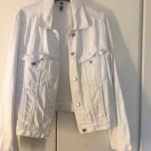 Jeansjacka - Jeansjacka i perfekt skick ifrån H&M. Passar till hösten!