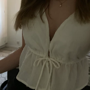 Vitt linne från Bikbok  - Säljer detta sjukt söta linne då jag har ett annat likadant😍Köptes i somras men aldrig använt, dock är prislapp borta men i super fint skick. I storlek XS men skulle nog säga att den passar även en S och en M. Säljer för 100kr🤍(spårbar frakt tillkommer på 66kr) 