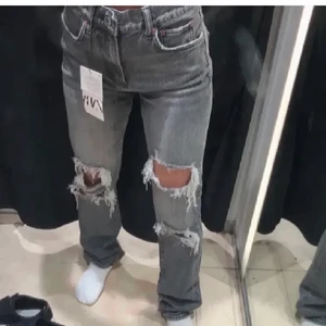 Zara jeans - Ett par jeans från zara! Nyskick. Nypris: 500kr buda i kmt