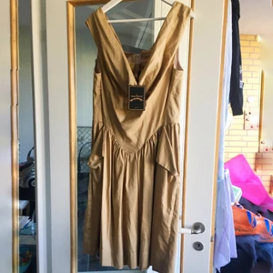 Beige klänning storlek 44-46 - Beige klänning storlek 48, passar bättre 44-46. Passar någon med mindre storlek men större byst, eftersom det finns mycket tyg där fram. Helt ny. Original pris 3595 kr men säljer för 1000 kr pga osynliga fläckar. Frakt ingår 