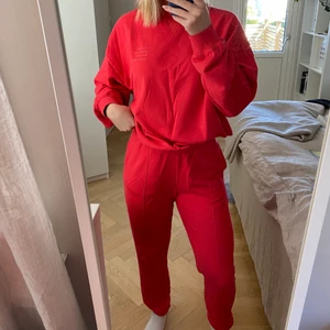 Mjukis set från ginatricot x maja - Säljer detta mjukisset från ginatricot i en väldigt härlig ceriserosa färg i storlek small. Det är ifrån en kollektion som Gina gjorde ihop med Maja Nilsson Lindelöf. Säljer det pga att det tyvärr inte kommer till användning. Fraktkostnad tillkommer om annat inte är överenskommet