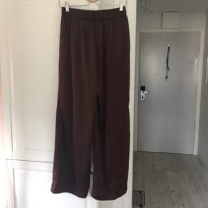Långa visa bruna byxor från Gina Tricot. Säljer pga för stora för mig. 62kr frakt tillkommer eller hämtas i Göteborg 