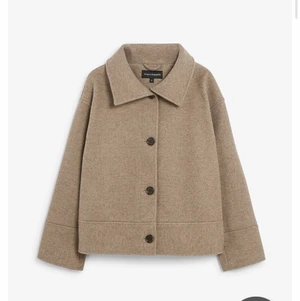 Kort kappa  - Oanvänd kappa från Kappahl. Storlek L,  passar M och S men är då lite oversized.  Kappan är i nyskick och otroligt fin till hösten. Säljer den då jag hittade en annan kappa som jag tycker bättre om. 