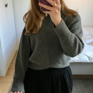 Grå finstickad tröja - Säljer min superfina finstickade tröja från H&M i okej skick. Den är grå och har en hög krage som passar perfekt till svensk vinter. Pris går att diskutera. 
