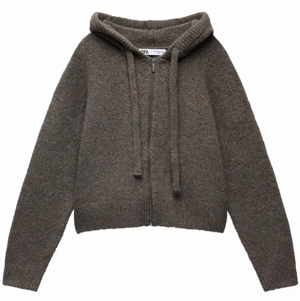 💘INTRESSEKOLL💘 Intressekoll på min zip hoodie från zara. Säljer bara vid bra pris ❤️ skriv privat om du vill lägga ett bud. Tröjor & Koftor.