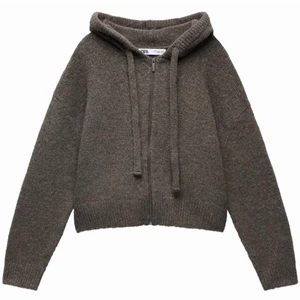 Intressekoll zip hoodie från zara - 💘INTRESSEKOLL💘 Intressekoll på min zip hoodie från zara. Säljer bara vid bra pris ❤️ skriv privat om du vill lägga ett bud