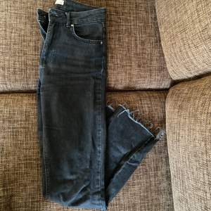 Svarta jeans från Ginatricot. Säljer då de inte kommer till användning, använda men i bra skick. Hör av dig vid funderingar 💕